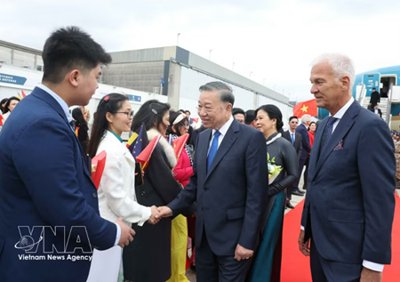 Top Vietnamese leader begins official visits to E.U., Belgium